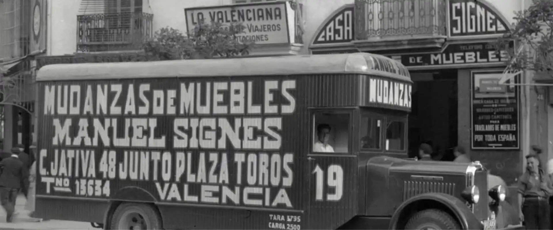 Camión histórico de Mudanzas de Muebles Manuel Signes en la calle Játiva, Valencia (1930)